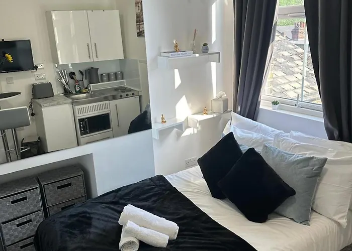 Compact And Bright Studio Flat West London 3A