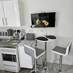 Compact And Bright Studio Flat West London 3A