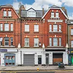 Compact And Bright Studio Flat West London 3A