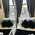 Compact And Bright Studio Flat West London 3A