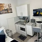 Compact And Bright Studio Flat West London 3A