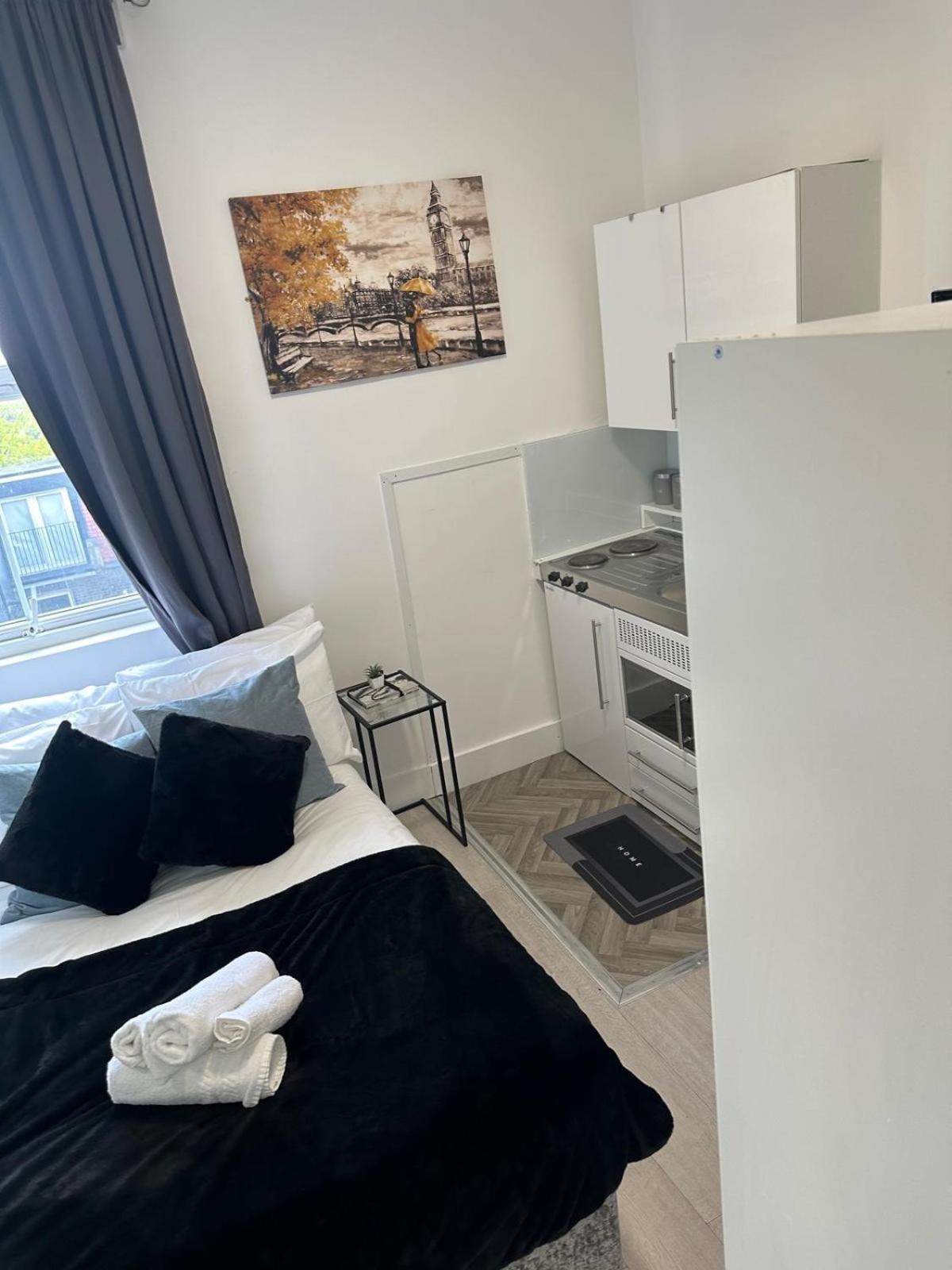 Compact And Bright Flat West 3a